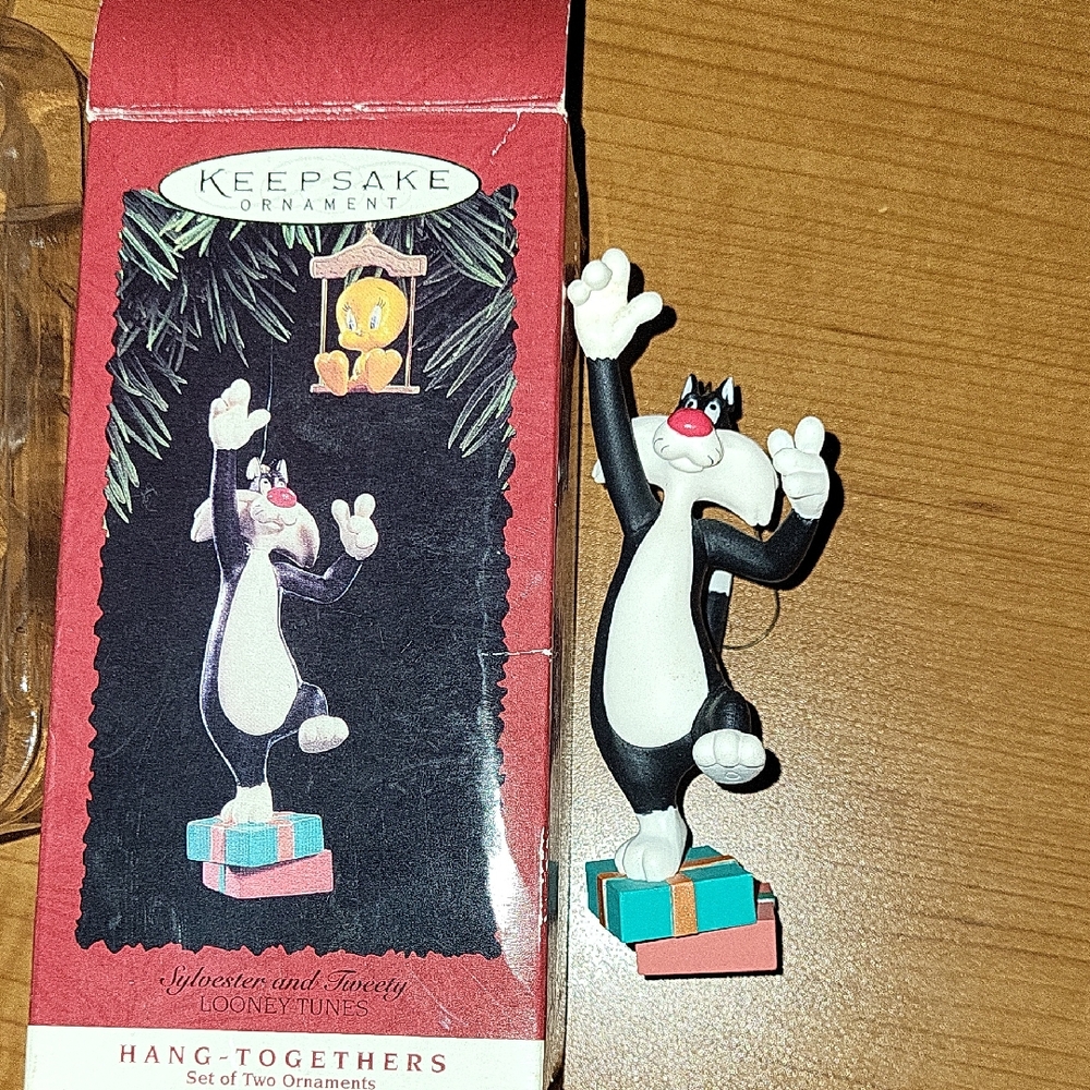 Looney Tunes Sylvester Christmas Ornament - Picture 1 of 8
